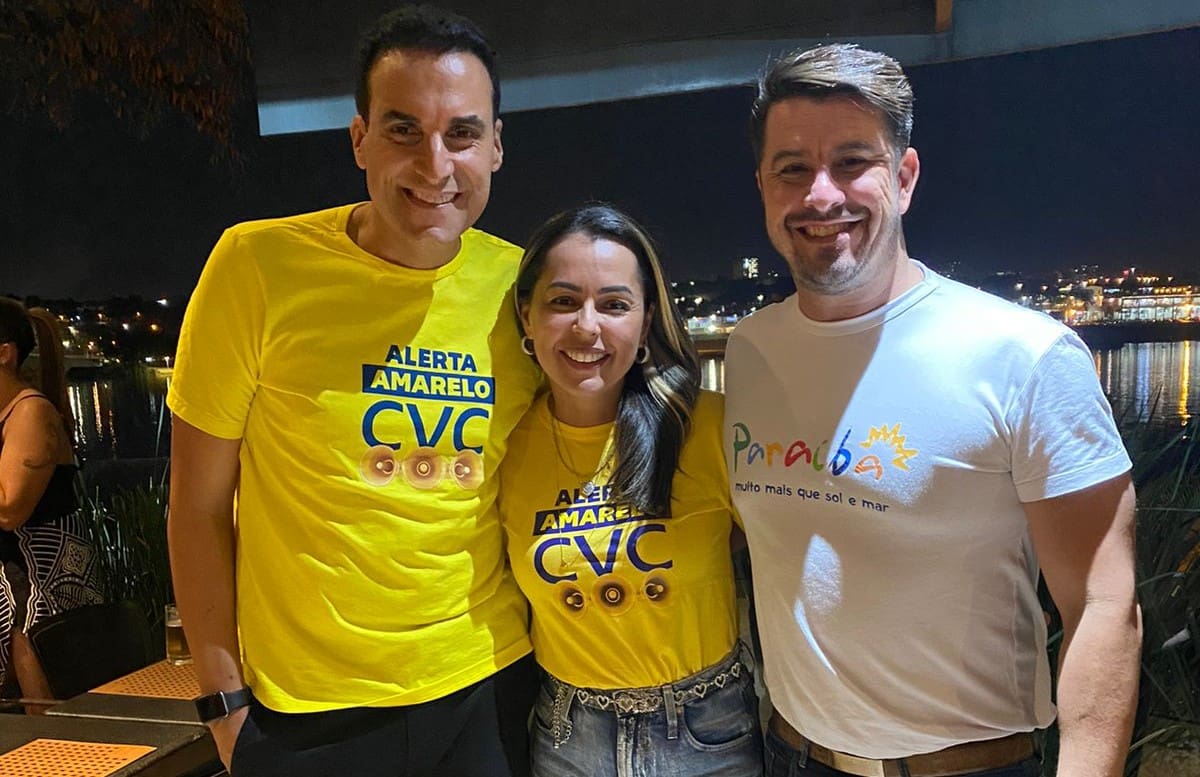 Michel Targino está ao lado de Marcela Sacramento e Cláudio Vilas Boas, gerente de Produtos da CVC, na Paraíba; e gerente de Vendas da CVC em Brasília. Foto: Divulgação