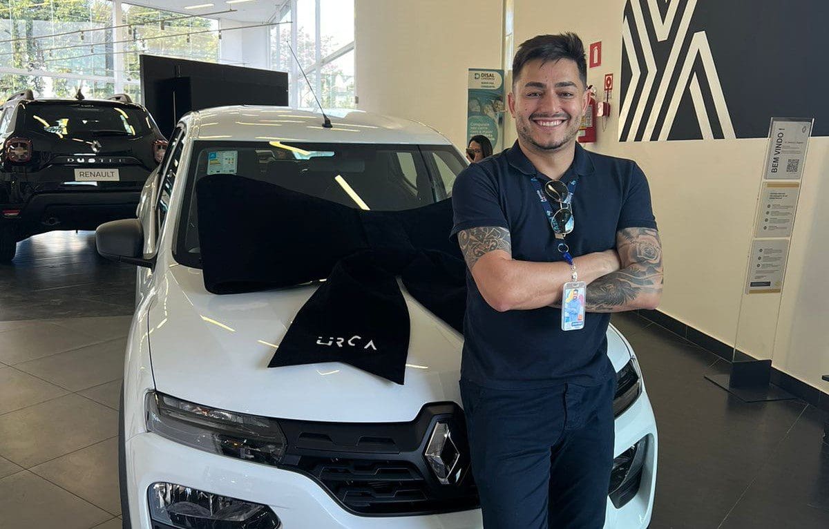 Leonardo – que foi até a concessionária da cidade para receber o carro – já venceu em outras edições da Agente Tá On. Foto: Divulgação