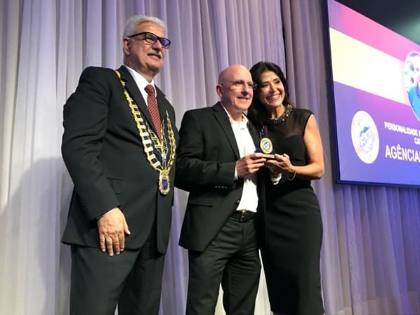 Walter Teixeira, presidente da Skål Internacional São Paulo; Aldo Leone Filho, presidente da Agaxtur Viagens; e Patty Leone, apresentadora do programa Mala Pronta, no canal Jovem Pan News TV. Foto: Divulgação