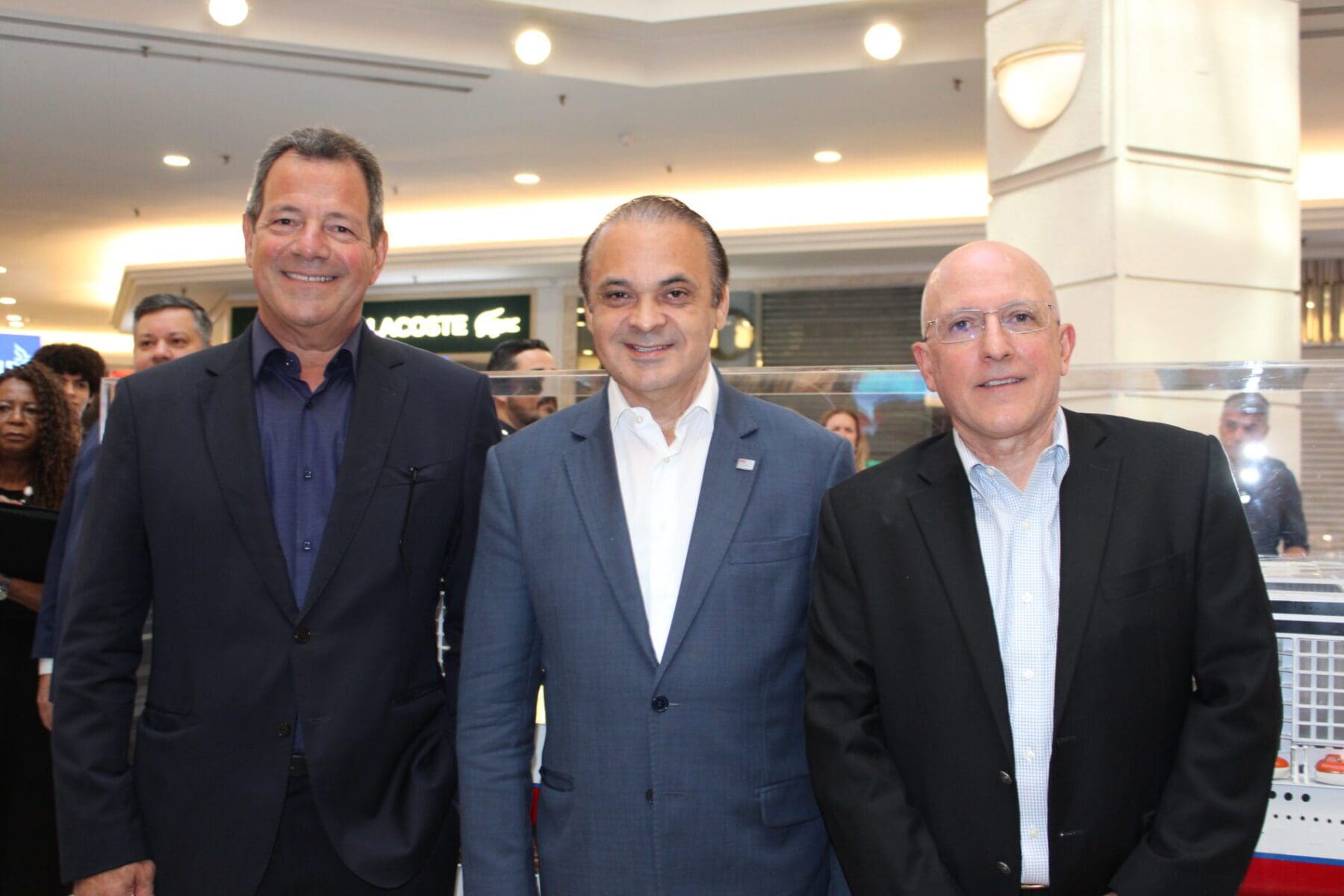 Renan Chieppe, vice-presidente da Divisão de Passageiros do Grupo Águia Branca; Roberto de Lucena, secretário Estadual de Turismo e Viagens, e Aldo Leone Filho, presidente da Agaxtur na comemoração dos 70 anos da Agaxtur Viagens. Foto: Pedro Menezes