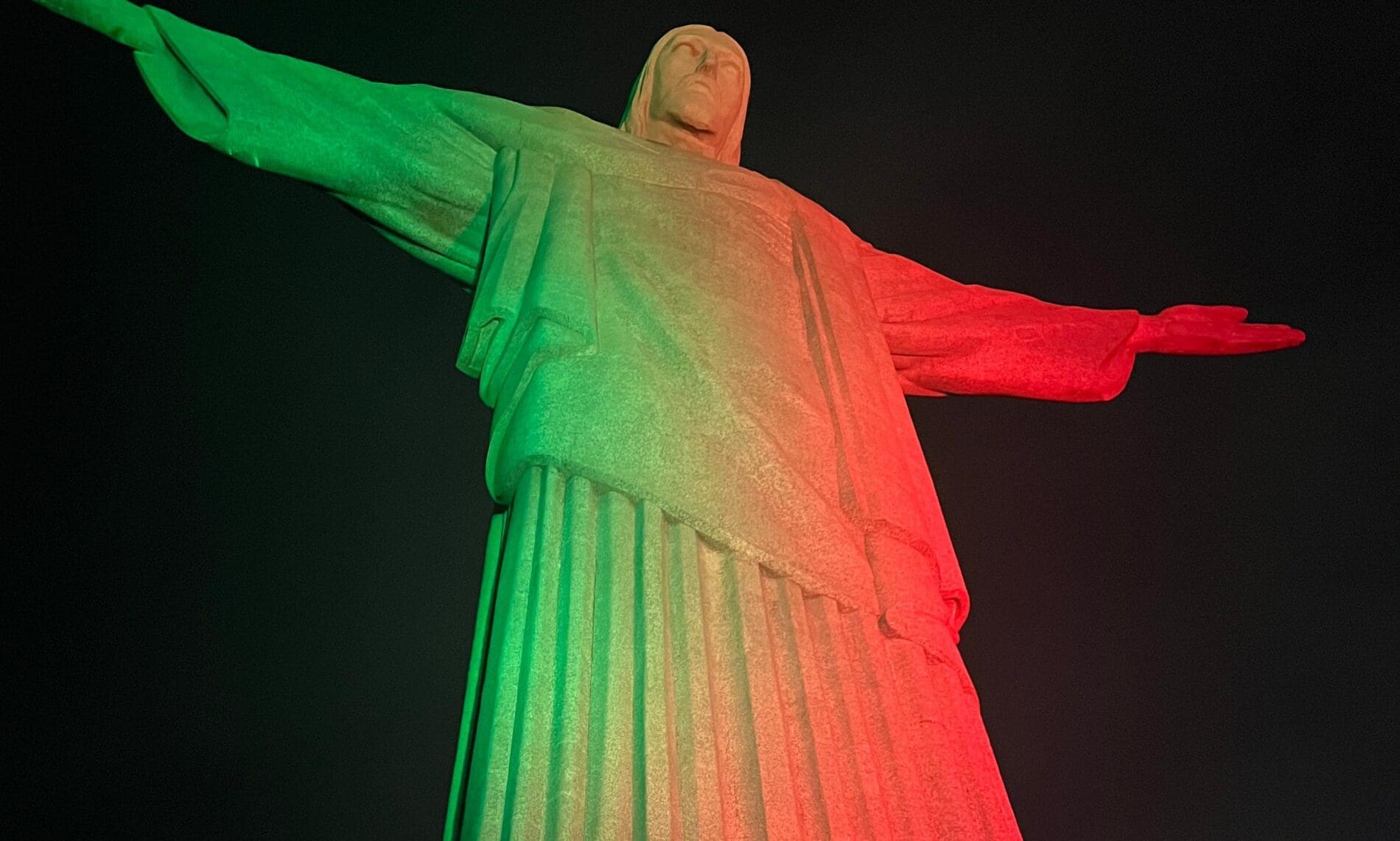 Cristo Redentor recebe as cores de Portugal