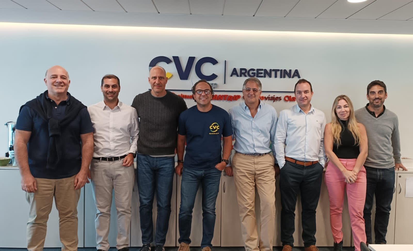 Federico Petazzi (diretor Comercial B2C), Nicolás Stratico (diretor de Finanças), Gabriel Lepera (diretor de TI), Fabio Godinho (CEO), Diego García (diretor executivo CVC Corp AR), Andrés de Rossi (diretor Comercial B2B), Patrícia Martin (diretora de RH) e Alejandro Herrasti (diretor de Produto Aéreo). Foto: Divulgação