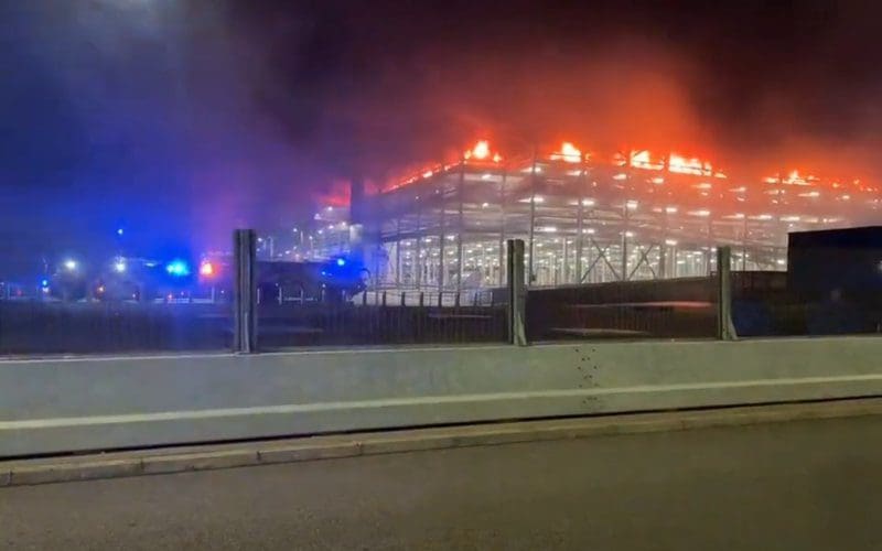 Incêncio começou no estacionamento e atingiu vários setores do aeroporto. Foto: Reprodução/Redes Sociais