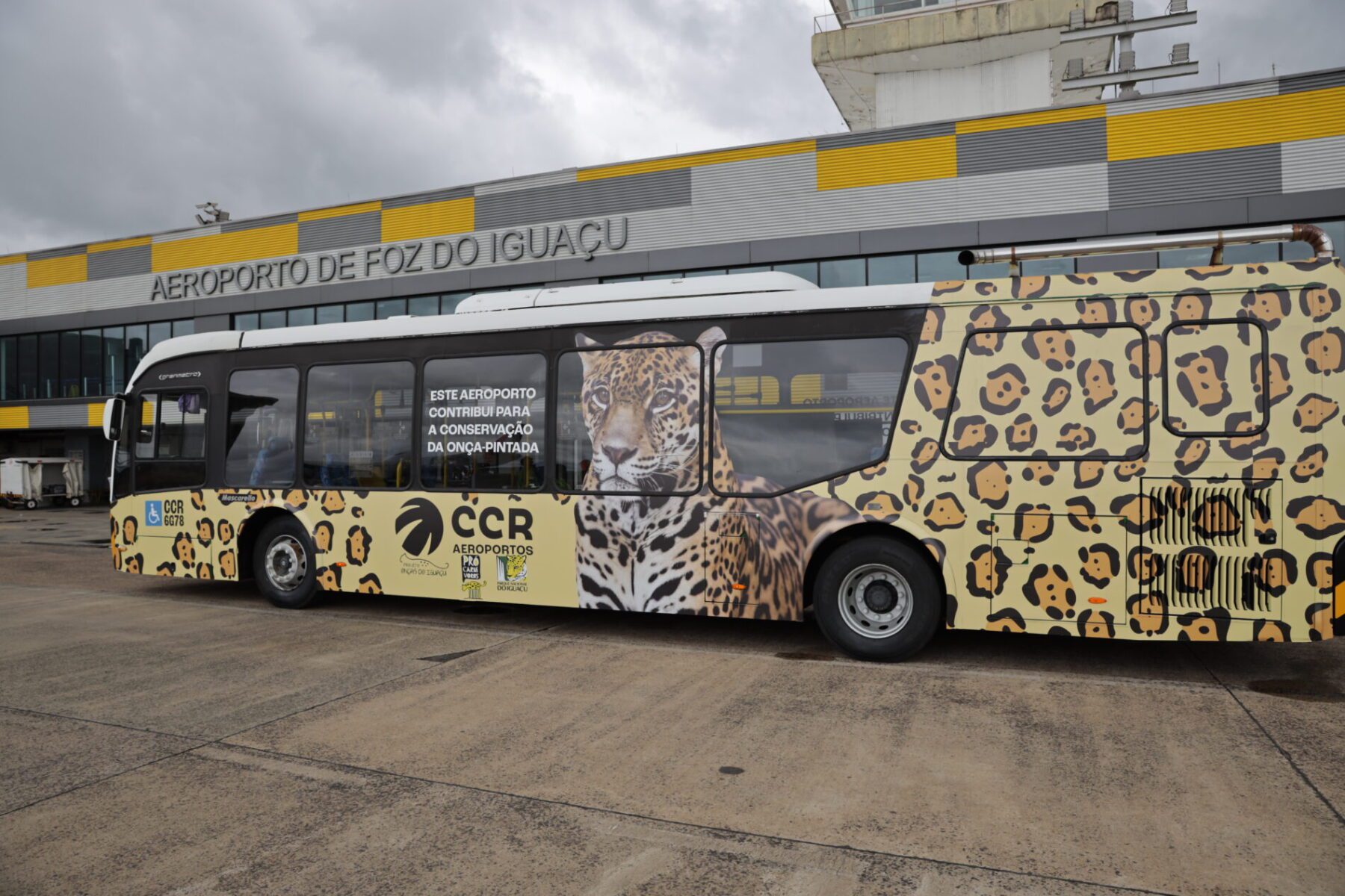 Ônibus adesivado que fará o trajeto dos passageiros de voos internacionais é uma das atrações da parceria - Foto: Rafael Guimarães