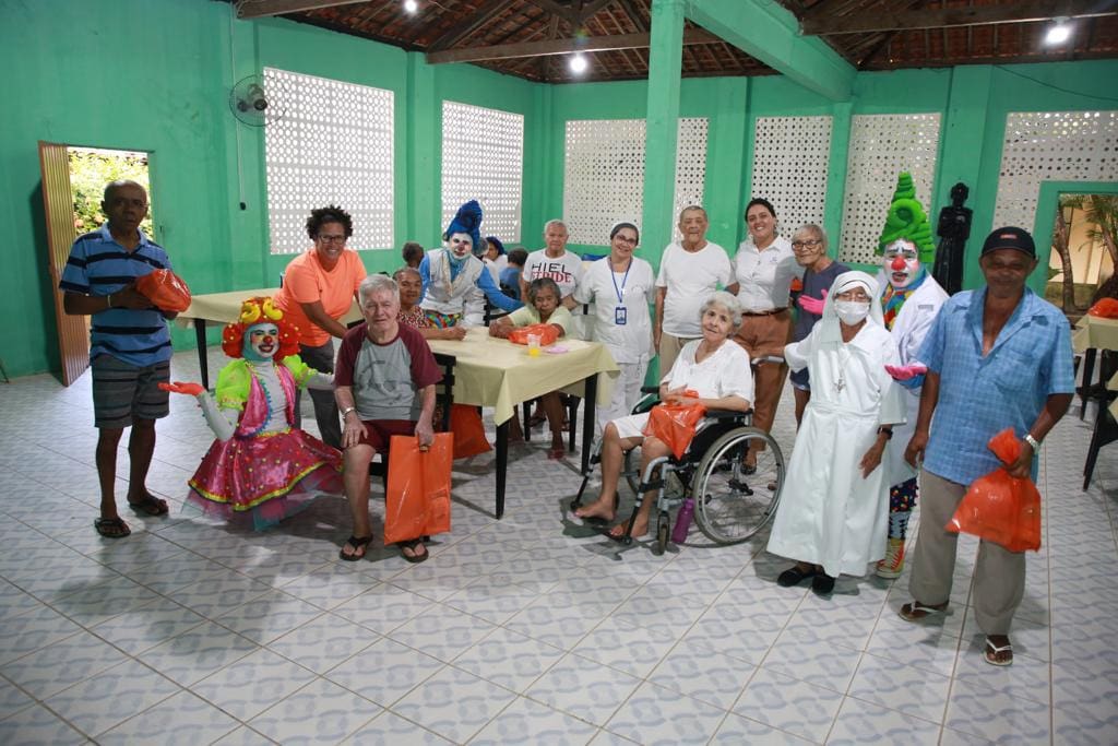 Idosos receberam presentes em um lar de Cabo de Santo Agostinho (PE) - Foto: Divulgação