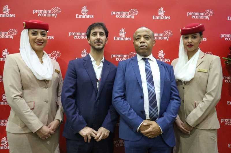 João Pita ,diretor de comercial da GRU Airport (à esquerda) e Stephane Perard, diretor geral da Emirates para o Brasil e Argentina (à direita) no tour da Emirates Premium Economy em São Paulo - Foto: Luis Alberto Neves