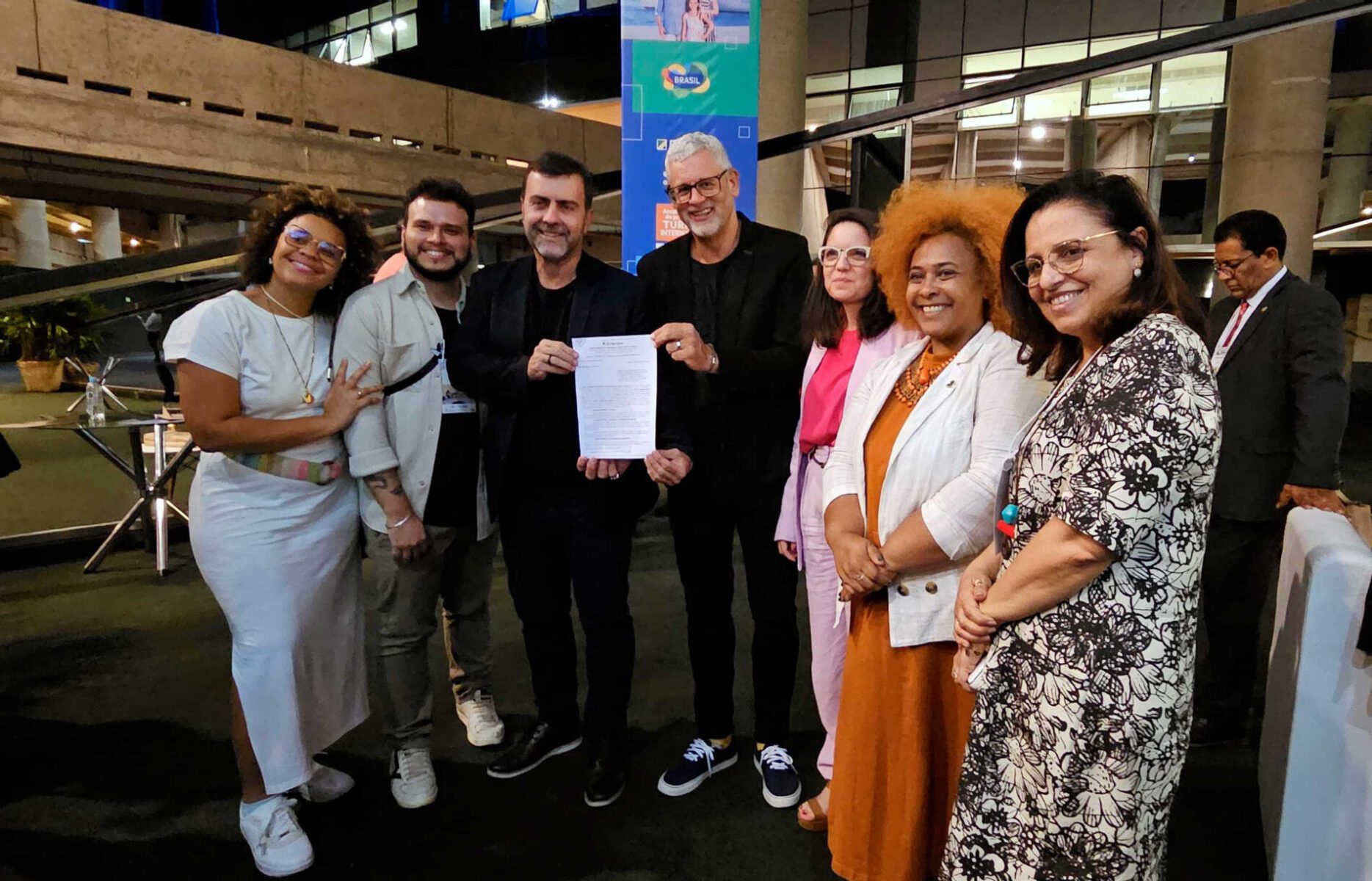 Aline Dias e Daniel Noble, respectivamente supervisora e assessor executivo na Coordenação de Diversidade, Afro-turismo e Povos Indígenas da Embratur; Marcelo Freixo, presidente da Embratur; Ricardo Gomes, presidente da Câmara de Comércio e Turismo LGBT do Brasil; Jaqueline Gil, diretora de marketing e comunicação Embratur, Tânia Neres, coordenadora de Afro-turismo, Diversidade e Povos Indígenas e Monica Samia, gerente de Experiências e Competitividade internacional da Embratur - Foto: Divulgação