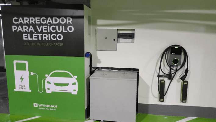 Carregador para veículo elétrico no Wyndham Golden Foz Suítes (PR).