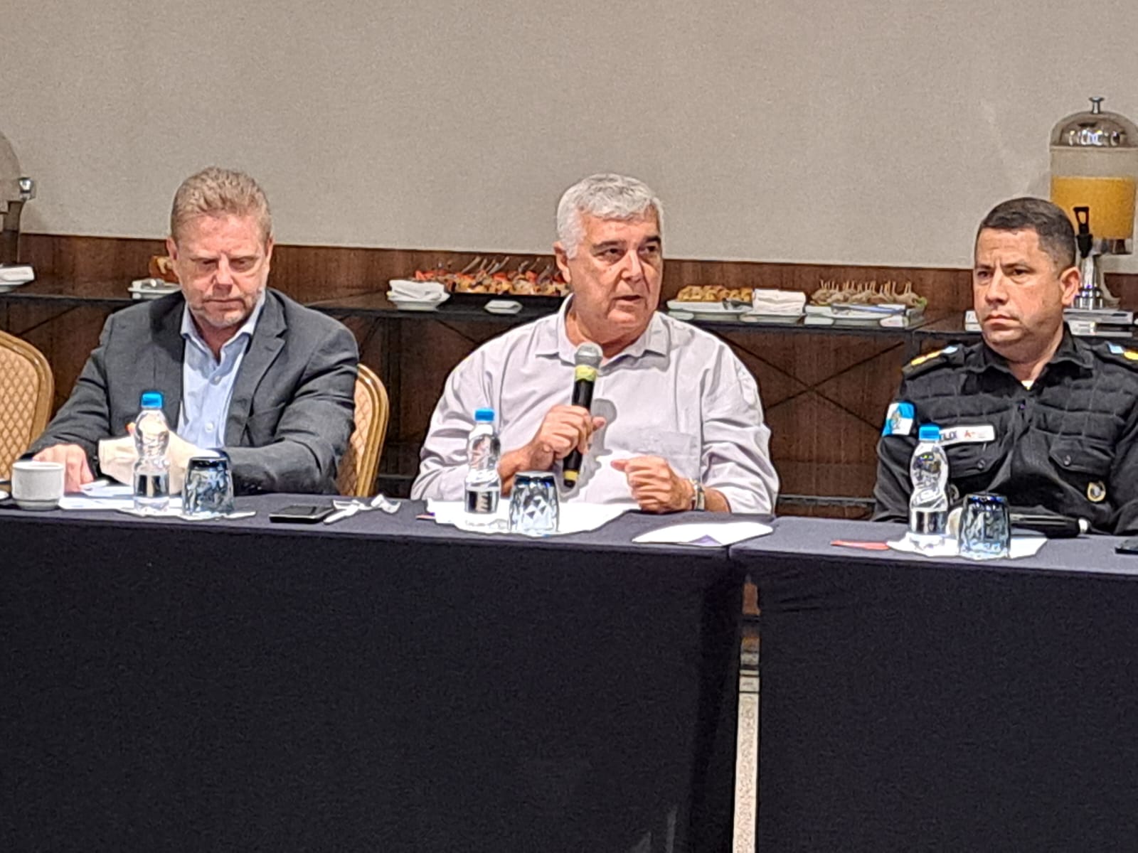 Paulo Michel, Alfredo Lopes e comandante Felix, durante reunião da HotéisRio, que aconteceu nesta terça-feira (6) e tiveram como pautas mobilização do Perse, G20 e ações para melhorar a segurança e imagem do Rio de Janeiro. Foto: Divulgação