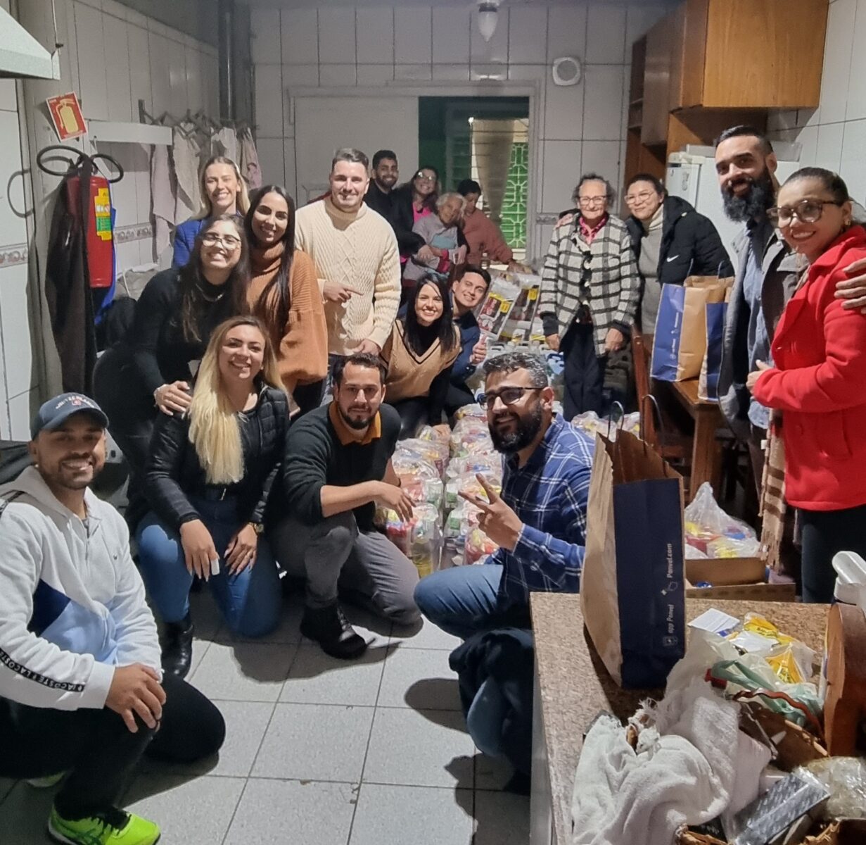 Colaboradores do Laghetto Golden em ações sociais.