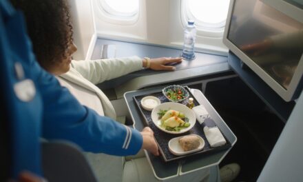 KLM utiliza IA para combater o desperdício de alimentos