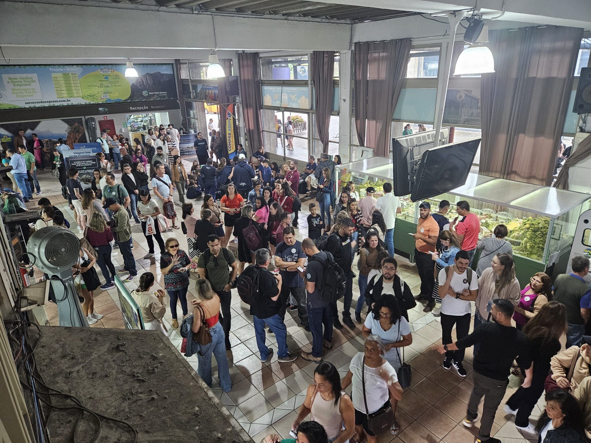 Saguão de embarque lotado para o embarque do trem da Serra do Mar Paranaense - Foto: Francielli Xavier