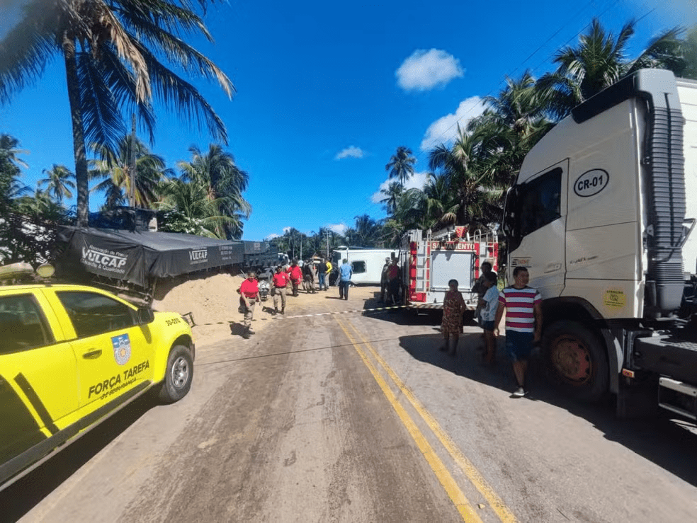 Acidente com micro-ônibus da Luck deixa 1 pessoa morta e 30 feridas