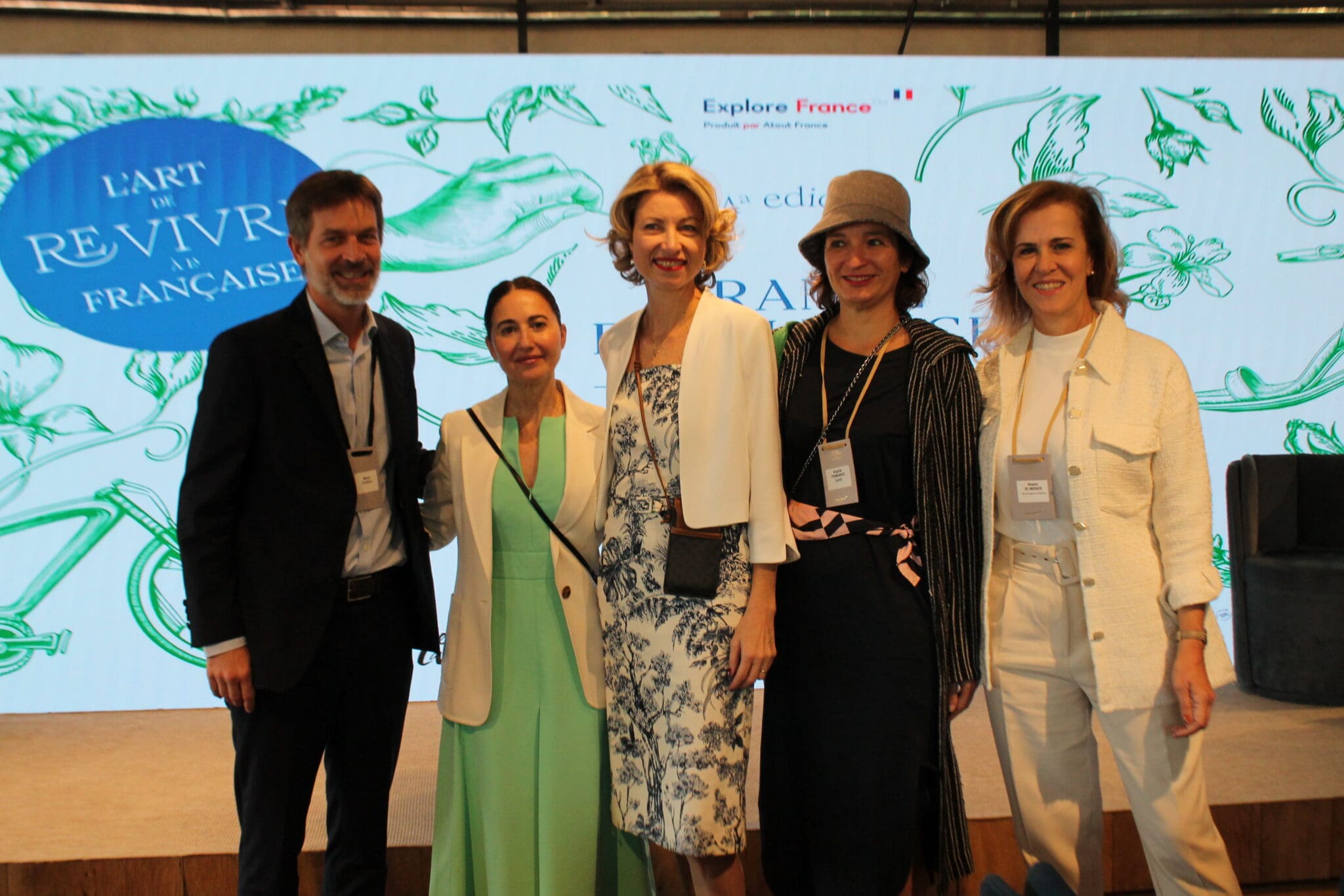 Manuel Flahault, diretor da Air France, ao lado de Caroline Putnoki, diretoria da Atout France para a América do Sul, e outros participantes do France Excellence 2024. (Foto: Maurício Herschander)