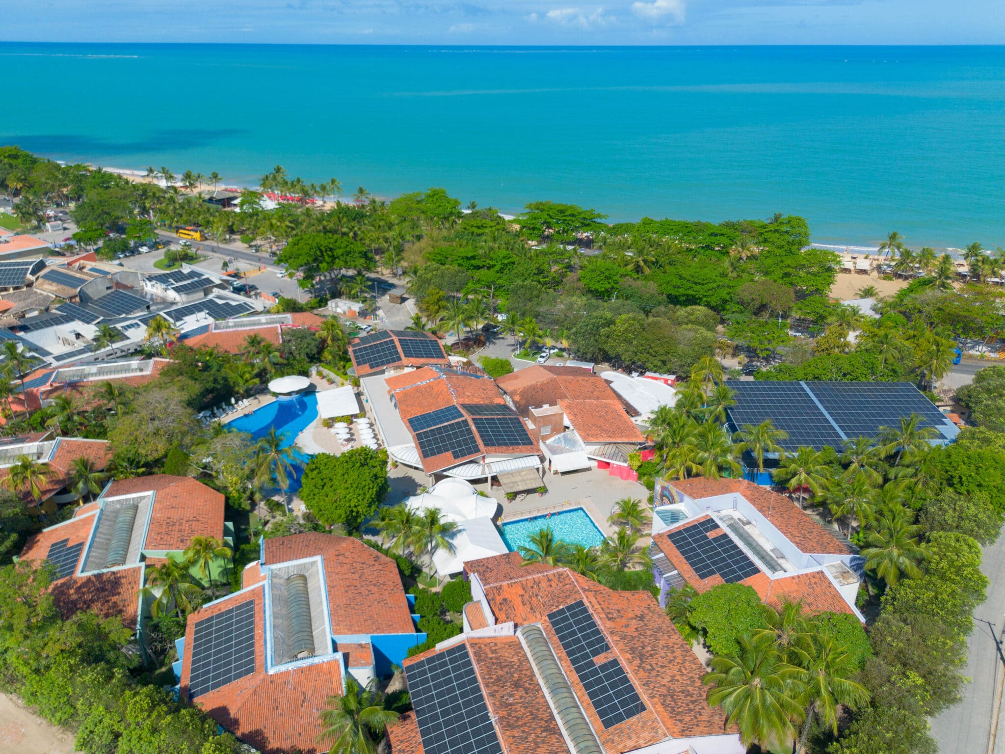 Placas solares do Resort Arcobaleno (Foto: Divulgação)