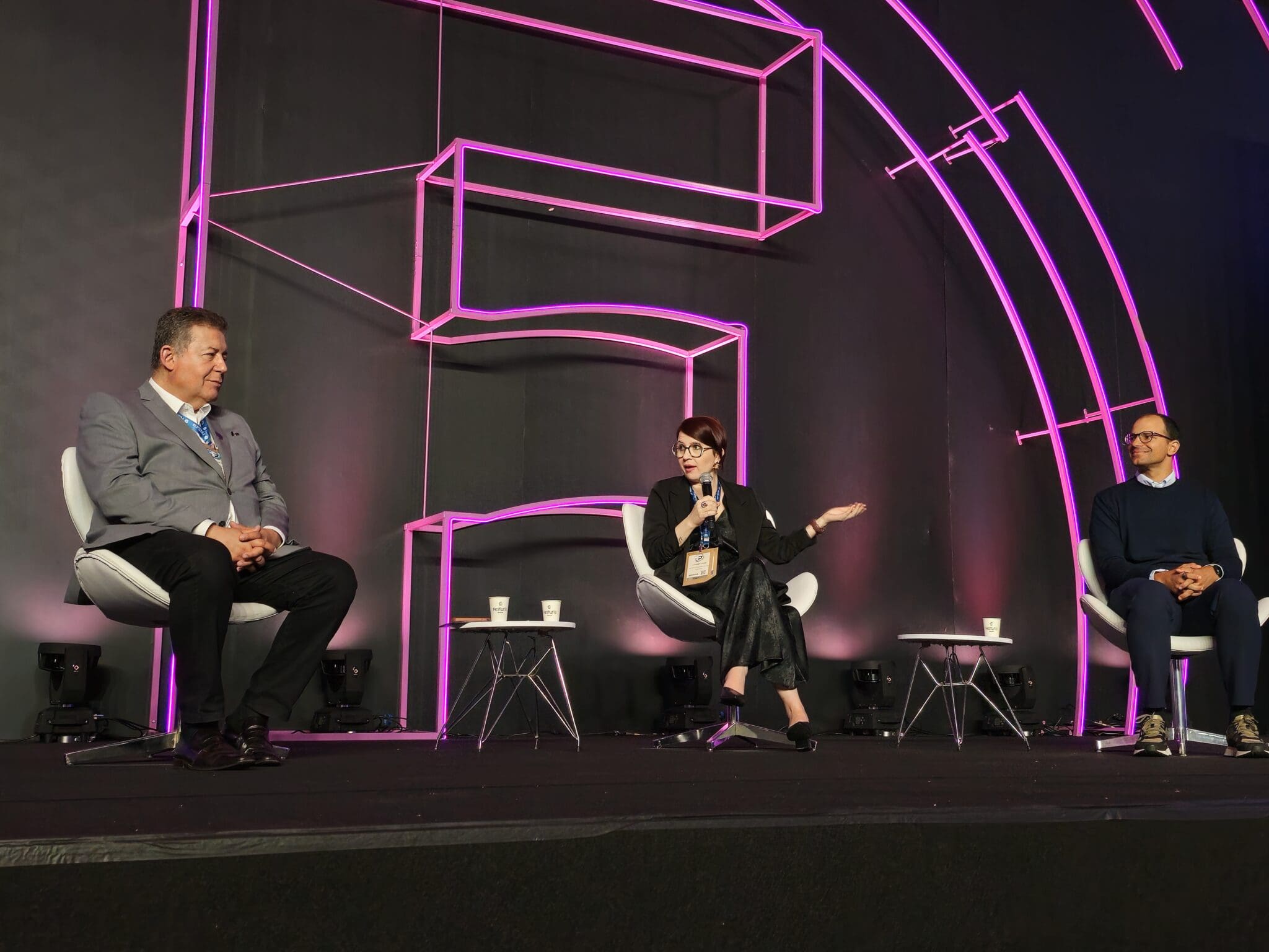 Mediadora Luciana Thomé entre Alexandre Sampaio e Petrus Ravazzano em painel sobre turismo esportivo no Meeting Festuris 2024. Foto: Kamilla Alves