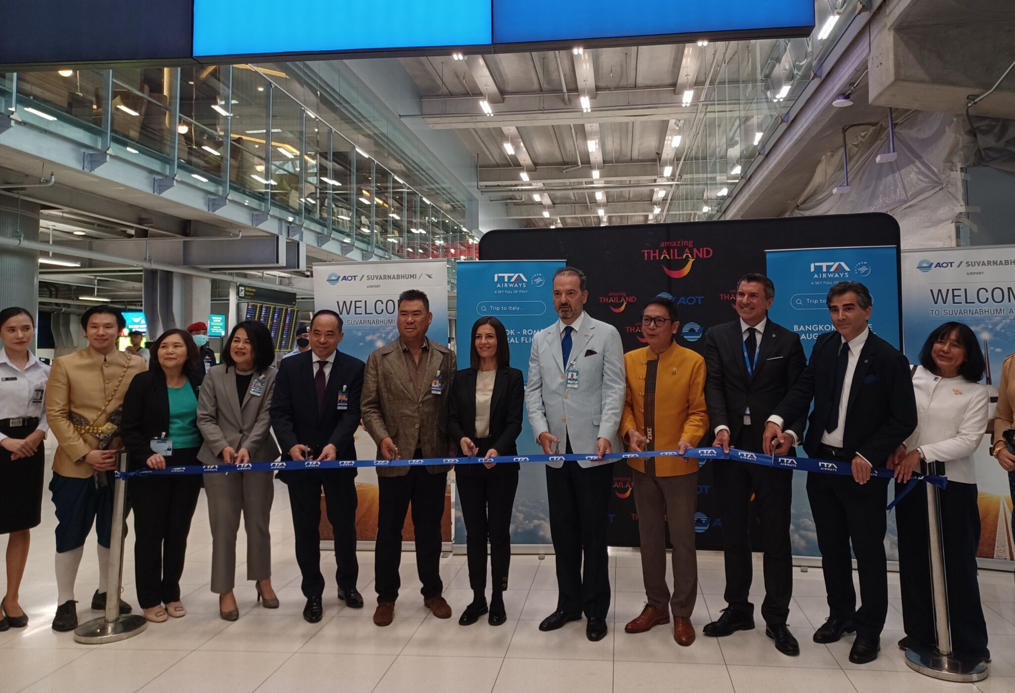 Momento do corte da fita, inaugurando o voo da Ita Airways, ocorreu no Aeroporto Internacional de Suvarnabhumi, em Bangkok. Foto: Divulgação