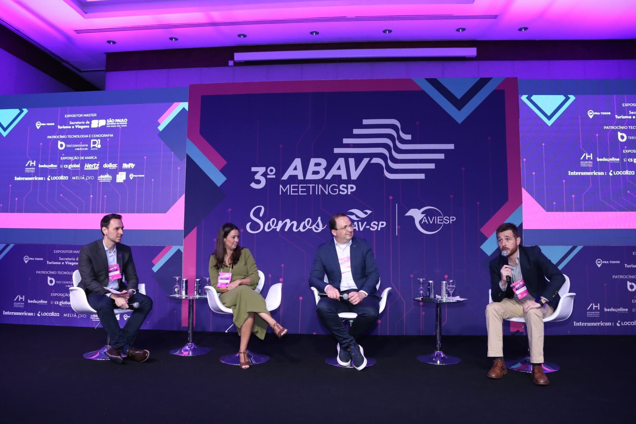 Aline Mafra, da Latam; Anderson Serafim, da Azul; e Danillo Barbizan, da Gol, expuseram uma visão panorâmica das companhias aéreas durante Abav MeetingSP (Foto: Gregory Grigoragi/Brasilturis)