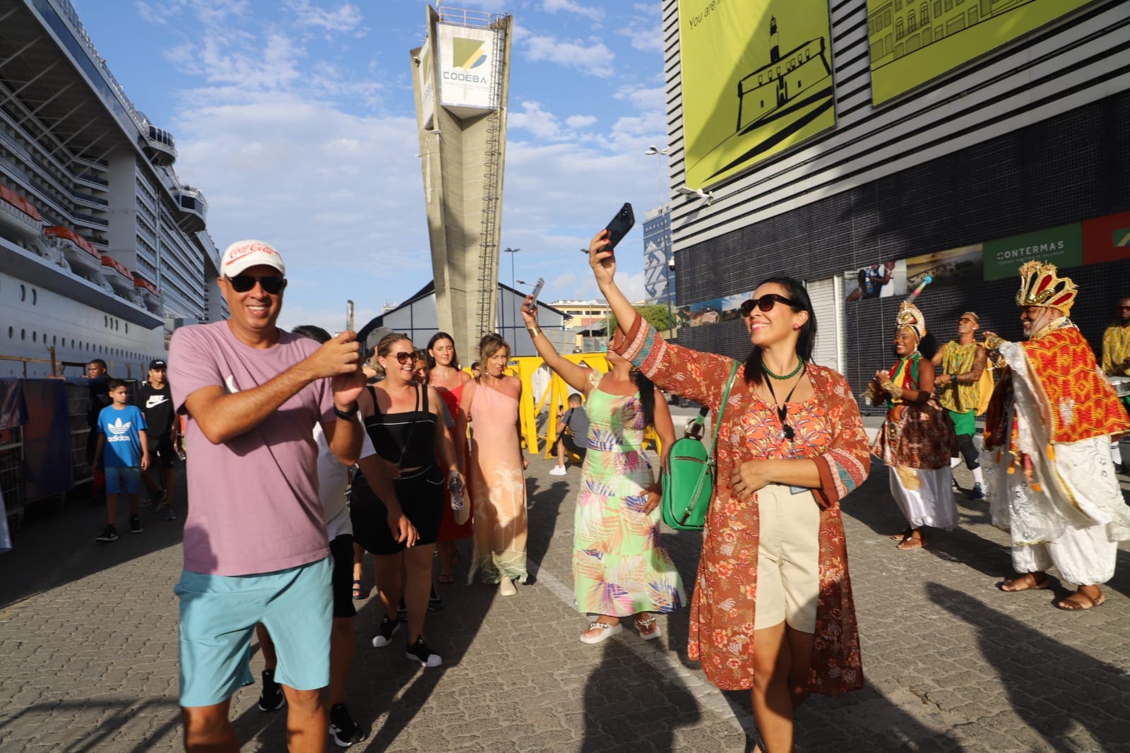 Último navio de cruzeiro de 2024 traz seis mil turistas à capital baiana (Foto: Tatiana Azeviche/ Ascom SeturBA)