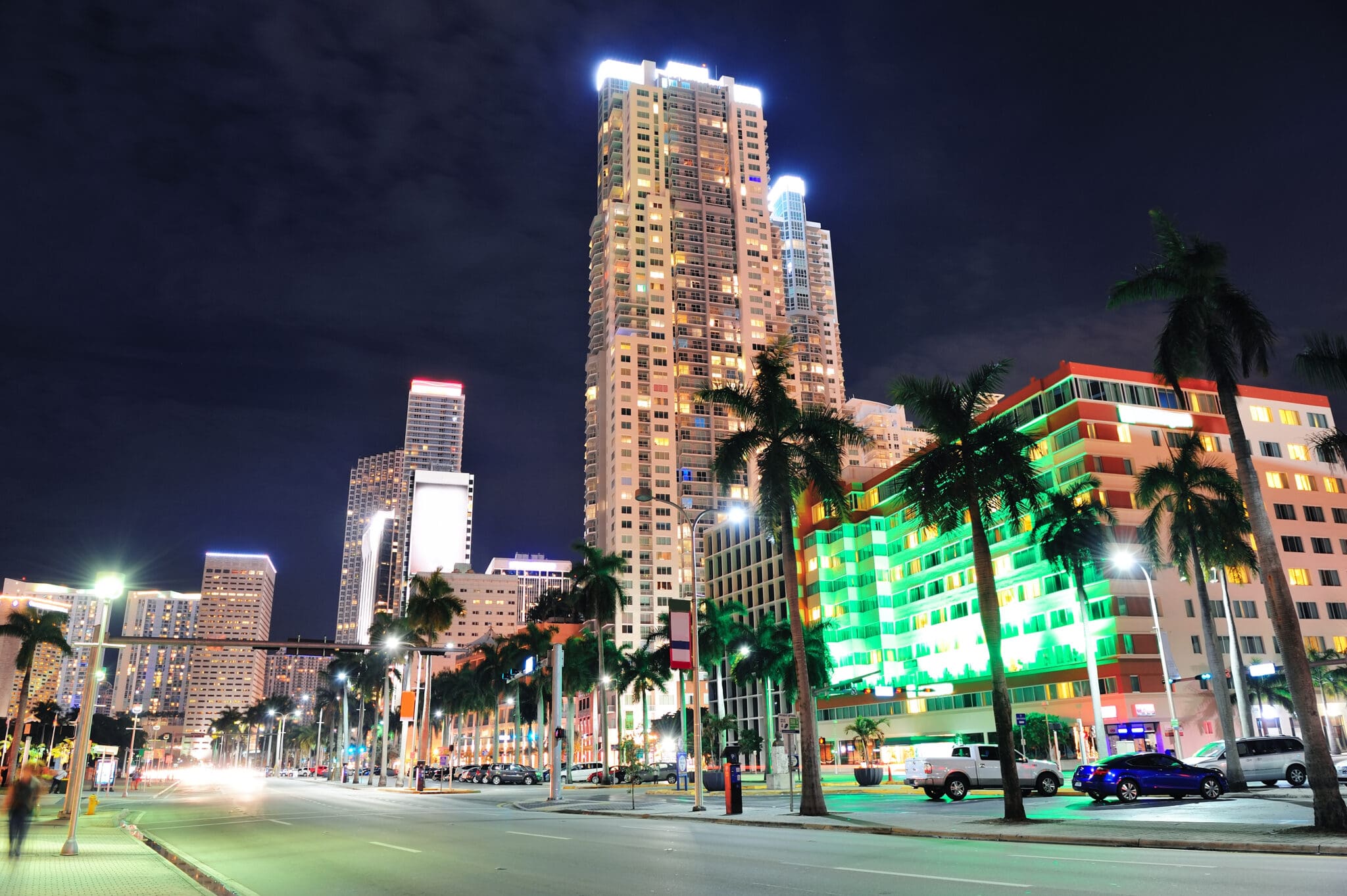 Vista do centro de Miami à noite (Foto: Freepik)