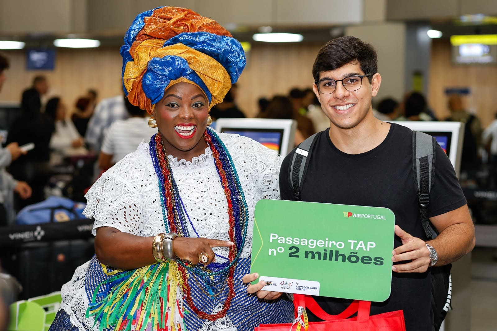 Em comemoração ao marco, o estudante Victor Pereira foi presenteado pelo programa de fidelidade Tap Miles&Go com 200 mil milhas. Foto: Will Recarey