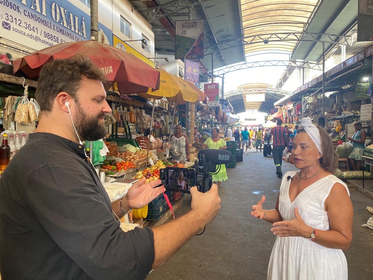 O jornalista francês Alexis Sarini, que desembarcou em Salvador no voo direto da Air France vindo de Paris, visitou a Feira de São Joaquim. Foto: Divulgação Setur-BA