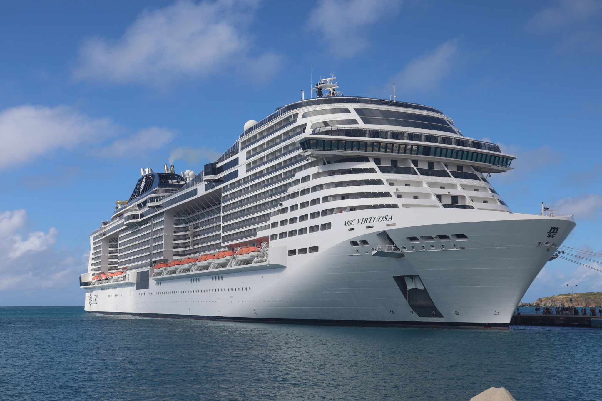 MSC Virtuosa atracado no porto de Saint Maarten (Foto: Maurício Herschander/ Brasilturis)