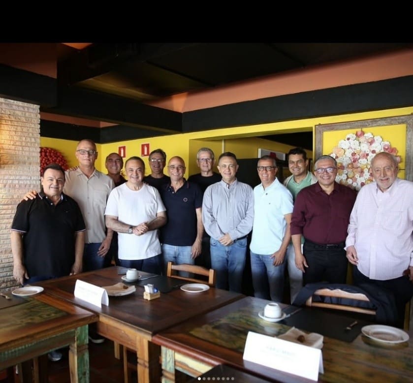 Na foto, da esquerda pra direita, em primeiro plano: Heitor Gonzales, presidente do Conselho de Desenvolvimento Sustentável do Guarujá -- CONDESG; Ricardo Andres Roman Jr.; Roberto de Lucena, Secretário de Turismo e Viagens do Estado de São Paulo e Farid Mari, recém-eleito e em vias de tomar posse como prefeito de Guarujá (Foto: Divulgação)