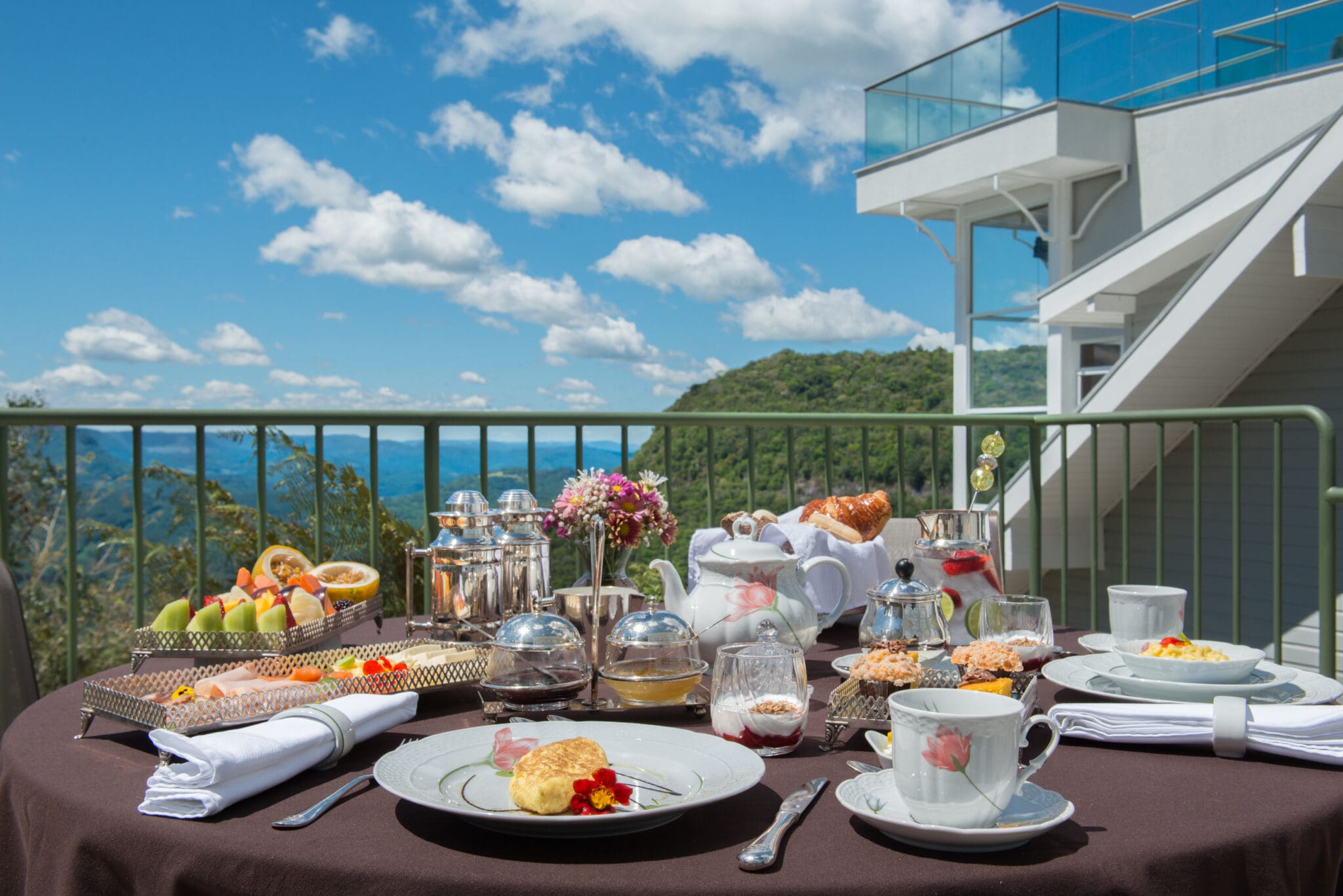 Café da manhã elegantemente servido no Castelo Saint Andrews (Foto: Divulgação)