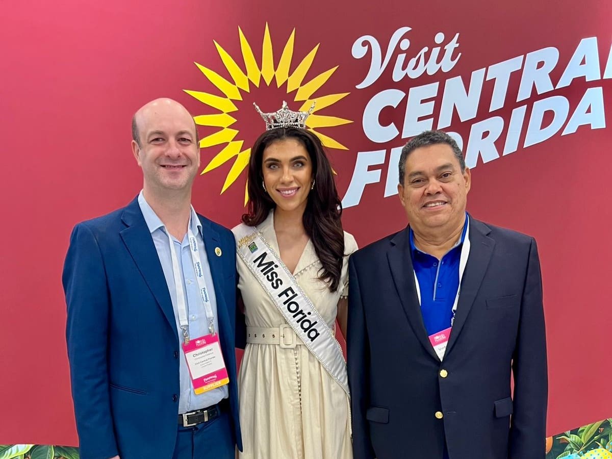 Christopher Follenus, gerente international do Visit Central Florida; Casana Fink, Miss Florida 2024-2025; e Víctor Manjarres, CEO da TM Americas, agência de Marketing do Visit Central Florida. Foto: Divulgação