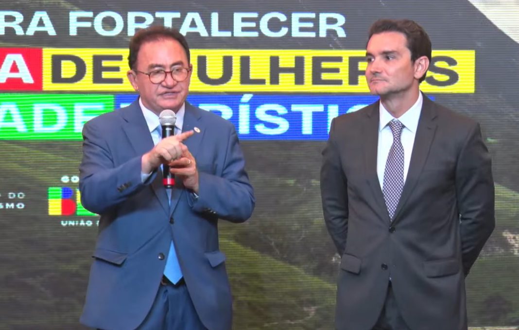 Manoel Linhares e Celso Sabino, presidente da ABIH e ministro do Turismo, respectivamente. Foto: Reprodução Youtube MTur