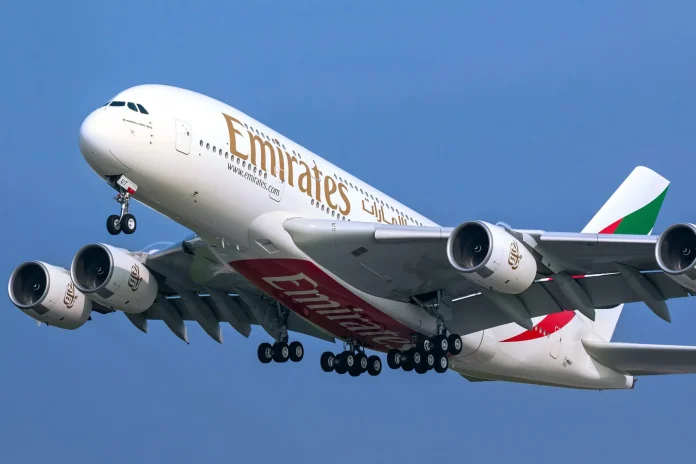 Na aeronave A380 da Emirates, por exemplo, há 14 suítes privativas com assento totalmente reclinável. Crédito: Divulgação
