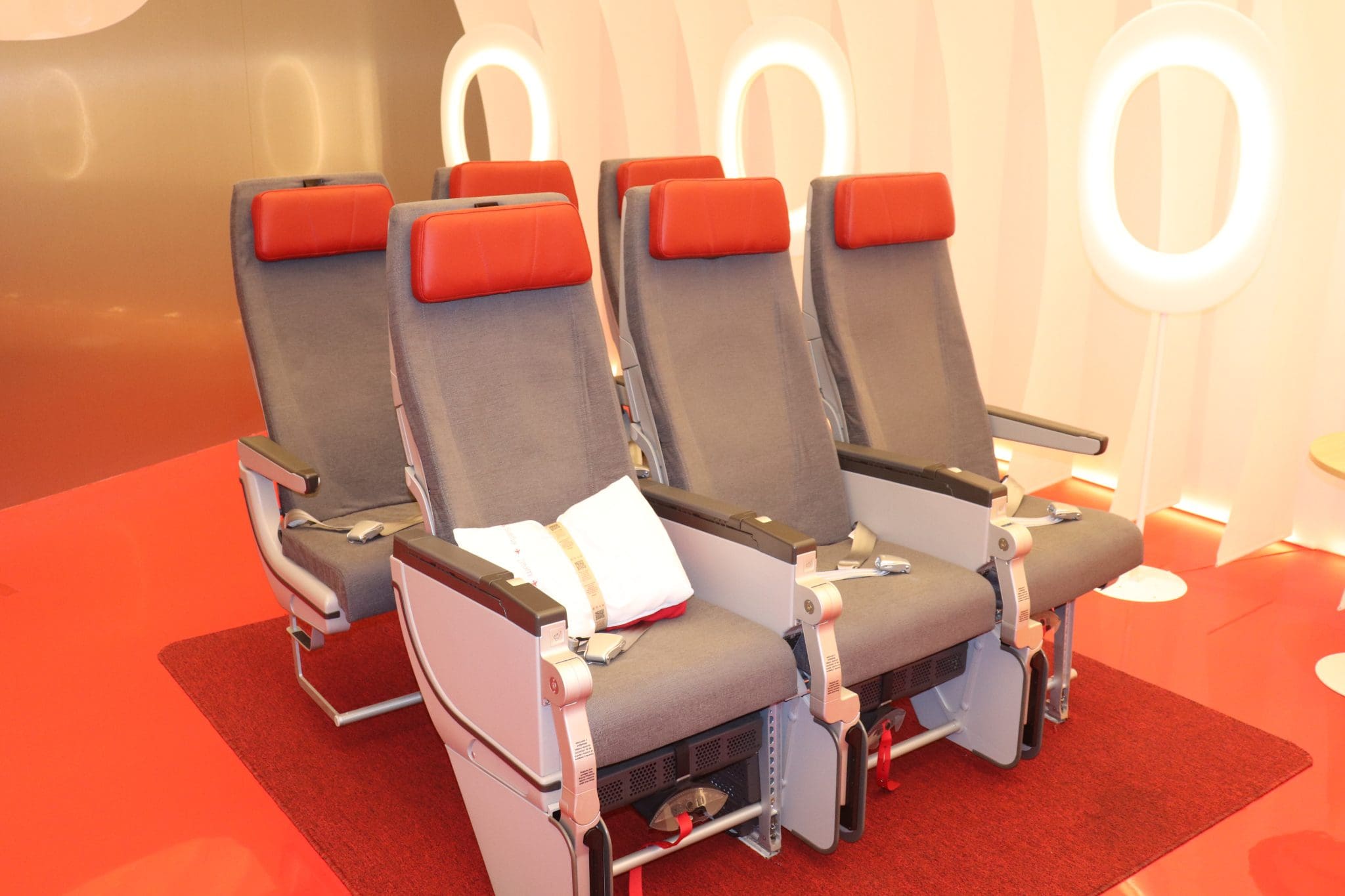 Reprodução dos tipos de assentos e cabines das aeronaves da Iberia. Crédito: Maurício Herschander/ Brasilturis
