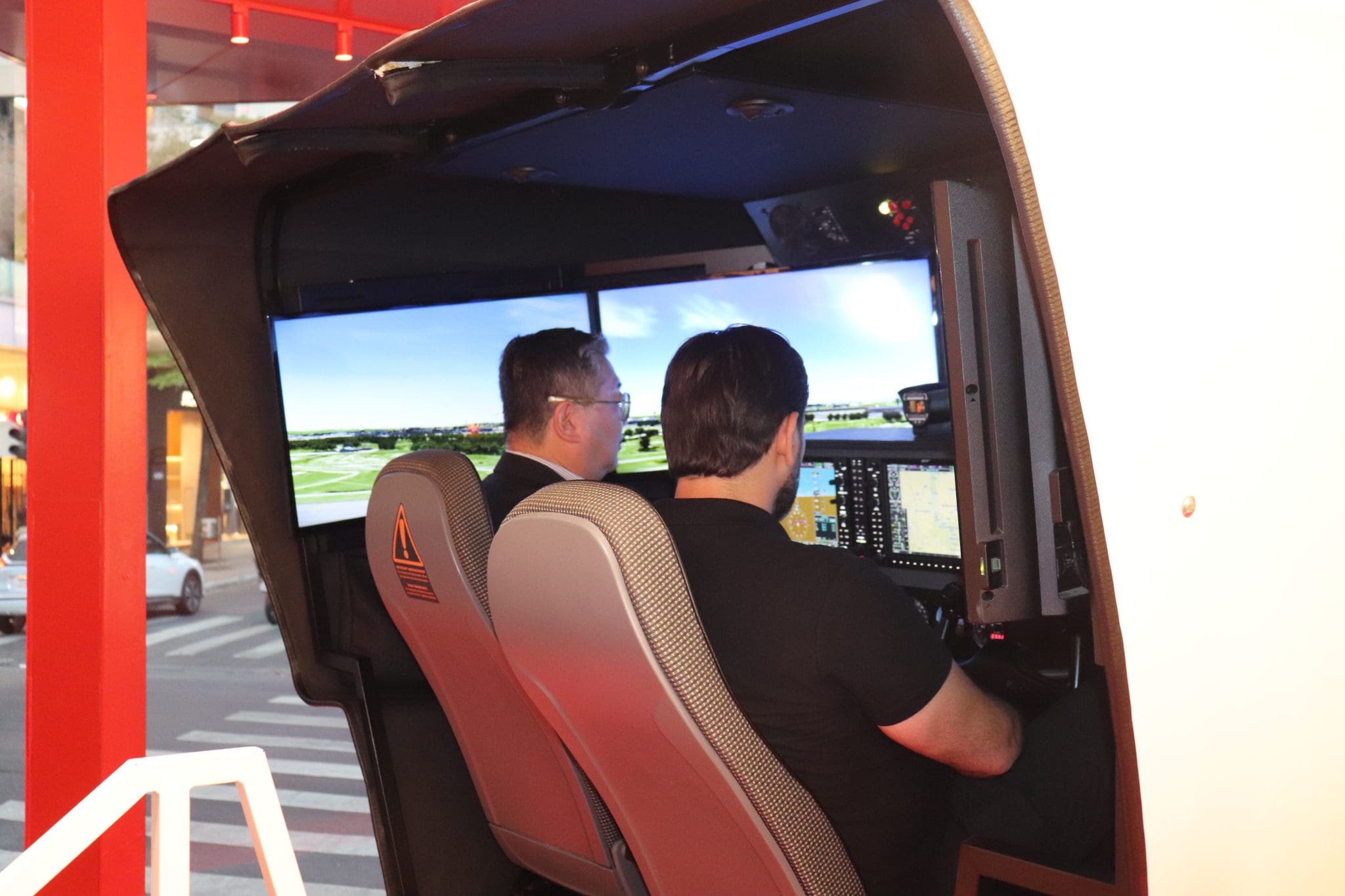 Espaço Iberia conta com tecnologia de realidade virtual para que visitantes se sintam como pilotos da companhia. Crédito: Maurício Herschander/ Brasilturis