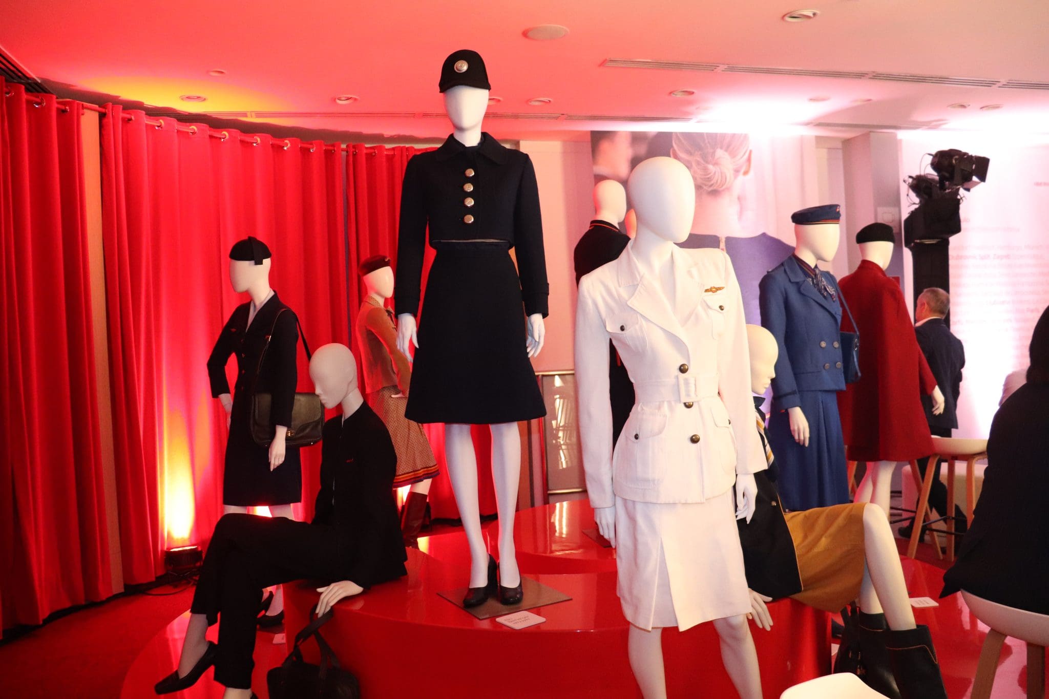 Espaço Iberia conta com seção para apresentar os uniformes da companhia no decorer das décadas. Crédito: Maurício Herschander/ Brasilturis