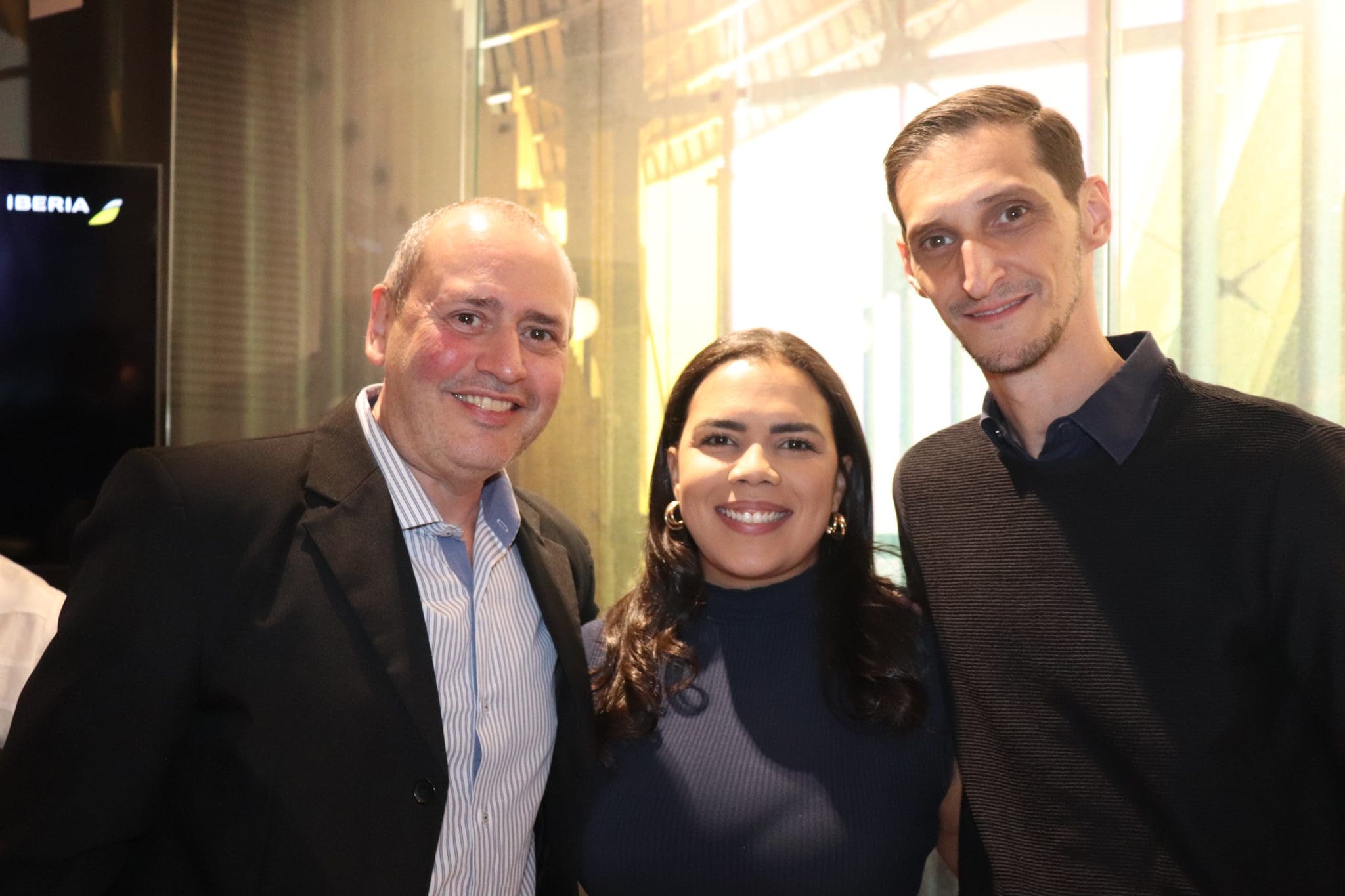 Daniel Santoro, da Ibéria, Alyne Araújo, da CVC Corp, e Alan Avelhan, da Rextur Advance. Crédito: Maurício Herschander/ Brasilturis