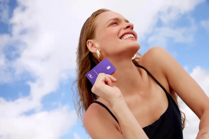 Transferências para o Latam Pass rendem 30% de bônus e 1.500 milhas extras para novos usuários. Crédito: Divulgação Nubank Ultravioleta