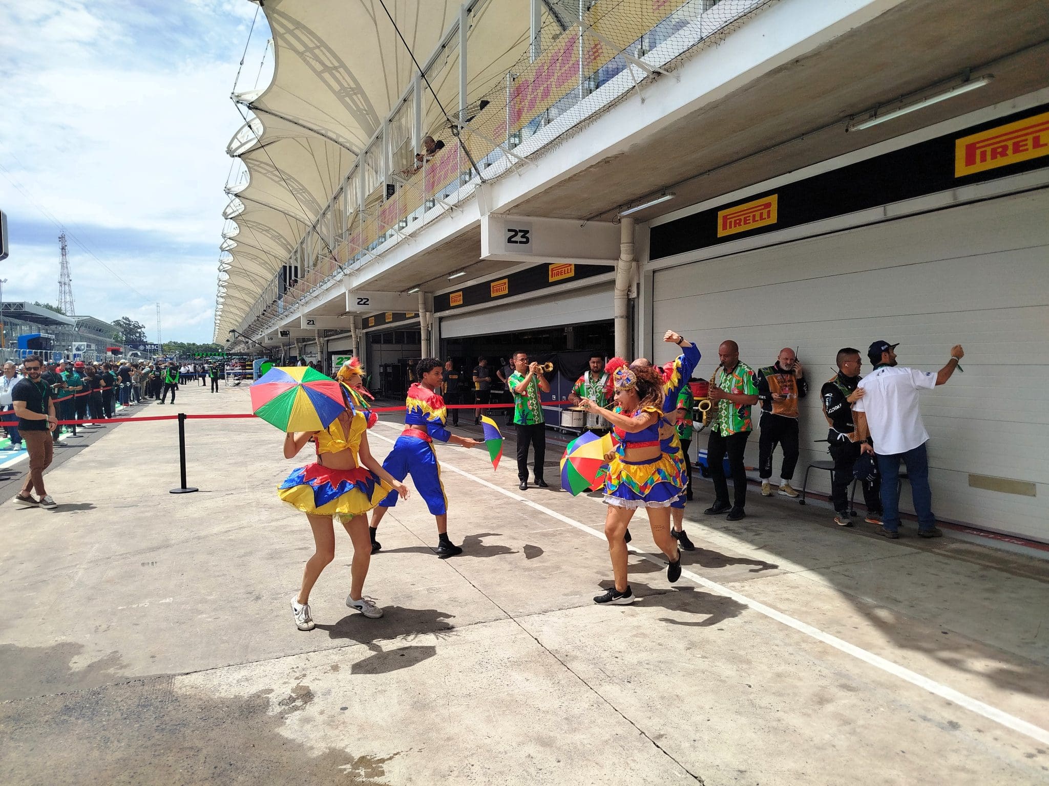 Banda de frevo durante a visita ao pitstop