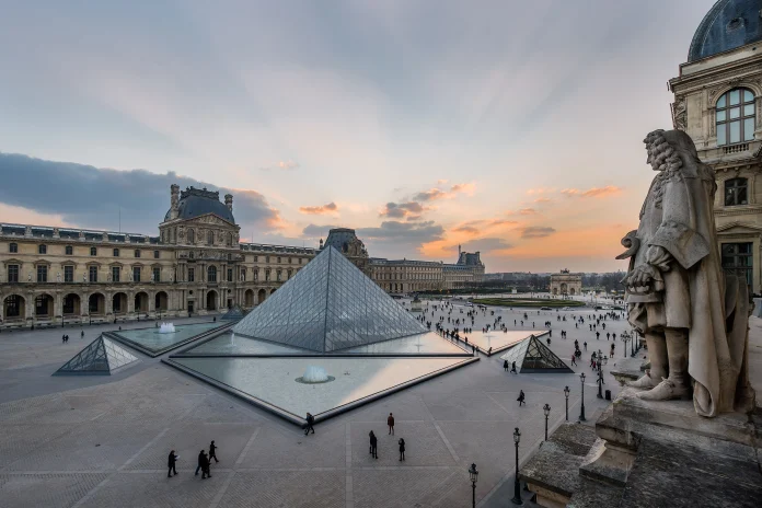 cour-napoleon-et-pyramide_1 Louvre