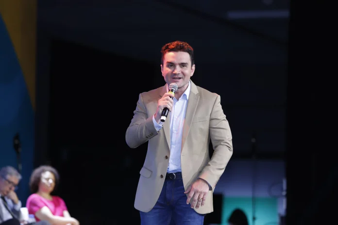 Celso Sabino segue no Ministério do Turismo após expulsão do União Brasil, que alegou descumprimento de diretriz interna. Crédito: Divulgação