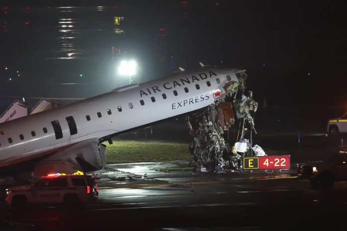 Aeronave da Air Canada ficou com a parte frontal destruída após colisão com caminhão de bombeiros em LaGuardia. Crédito: Angela Weiss/AFP via Getty Images