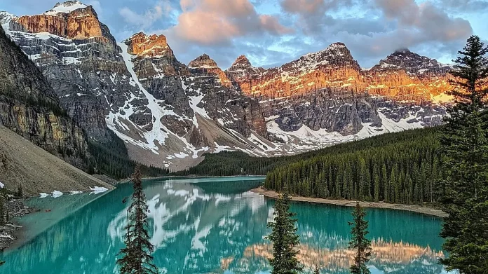Parque Nacional de Banff está entre os destinos contemplados pela gratuidade anunciada pela Parks Canada para o verão Crédito: Jacky Huang/Unsplash Parque Nacional de Banff está entre os destinos contemplados pela gratuidade anunciada pela Parks Canada para o verão Crédito: Jacky Huang/Unsplash