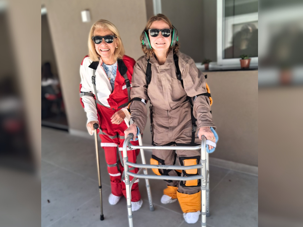 O traje desenvolvido pelo instituto reproduz limitações comuns à idade avançada. Crédito: Divulgação/Fórum 60+