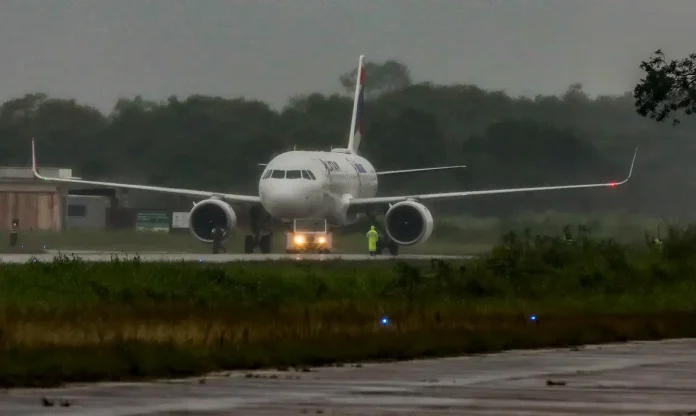 Prorrogação dos benefícios fiscais ao querosene de aviação busca reduzir impactos da alta dos combustíveis sobre o transporte aéreo. Crédito: Rafa Neddermeyer/Agência Brasil