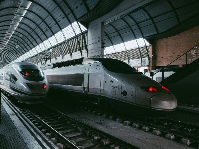 Greve ferroviária na Espanha provoca o cancelamento de 320 trens da Renfe e afeta viagens em todo o país no início do verão.