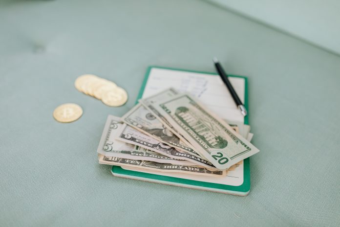 Conta Global Remunerada Daycoval oferece rendimento em dólar e euro e cartão internacional. Crédito: Kaboom pics/Pexels