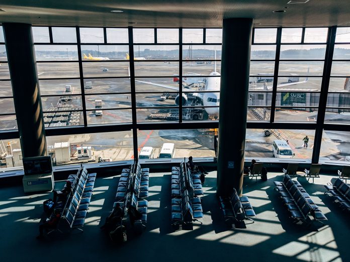 Dados da Iata mostram retração global da demanda por passageiros em maio, com impactos concentrados no Oriente Médio. Crédito: Markus Winkler/pexels