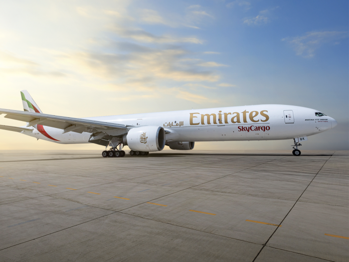 Emirates coloca em operação seu primeiro Boeing 777-300ERSF convertido para transporte de carga. Crédito: Divulgação/Emirates