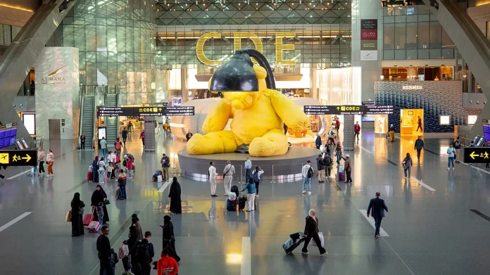 Novo sistema biométrico permite que passageiros da Qatar Airways utilizem reconhecimento facial em diferentes etapas do embarque em Doha. Crédito: Divulgação/Hamad International Airport