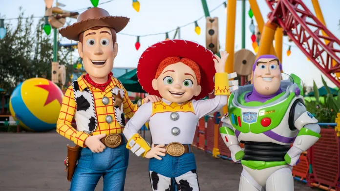 Toy Story Land transforma a magia de Toy Story em uma experiência imersiva que celebra a imaginação e a diversão em família. Crédito: Divulgação/Disney